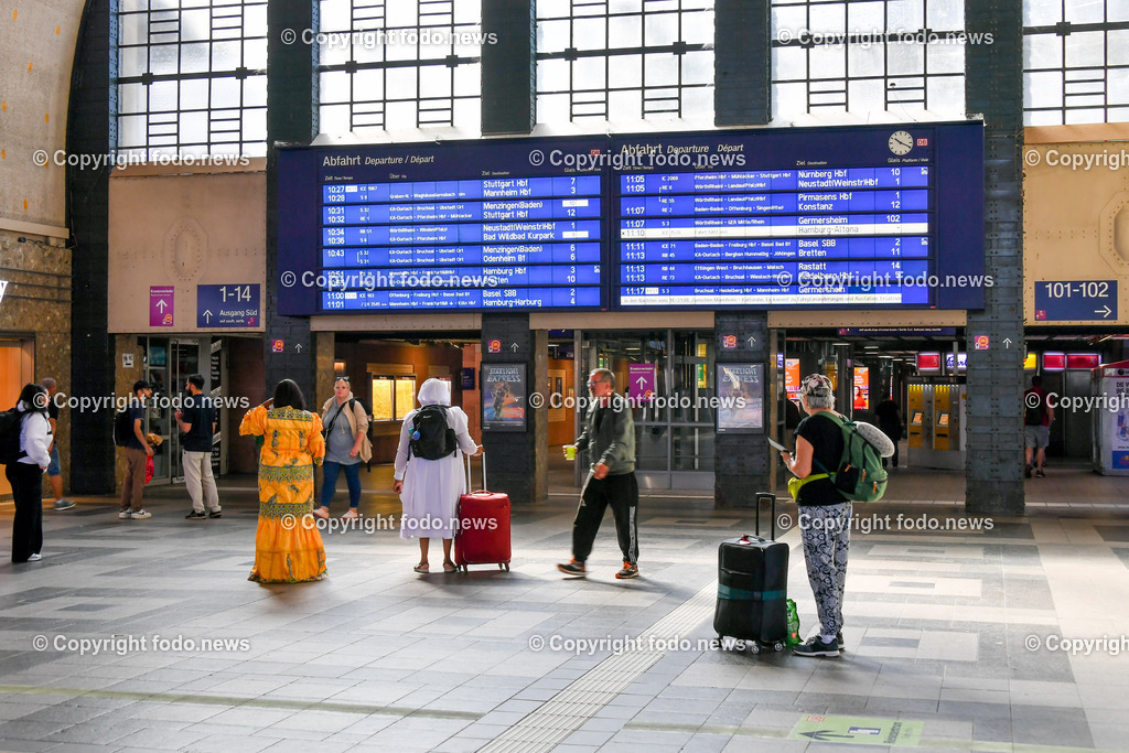 Deutschland_ Baden-Wuerttemberg_ Karlsruhe_ 21.08.2025-7 | 21.08.2025, Deutschland, GER, Baden-Wuerttemberg, Karlsruhe im Bild Themenbild, Karlsruhe, Hauptbahnhof, Reisende, Zugverkehr, Bahnhofshalle, Ankunft, Abfahrt, Gleise, Fernverkehr, Nahverkehr, Bahnreisende, Pendler, Koffer, Mobilitaet, Fahrplaene, Wartebereich, Reisezentrum, Ticketkauf, Bahninfrastruktur, Reiseatmosphaere, oeffentlicher Verkehr, Menschen, Tourismus, Feature, Symbolbild