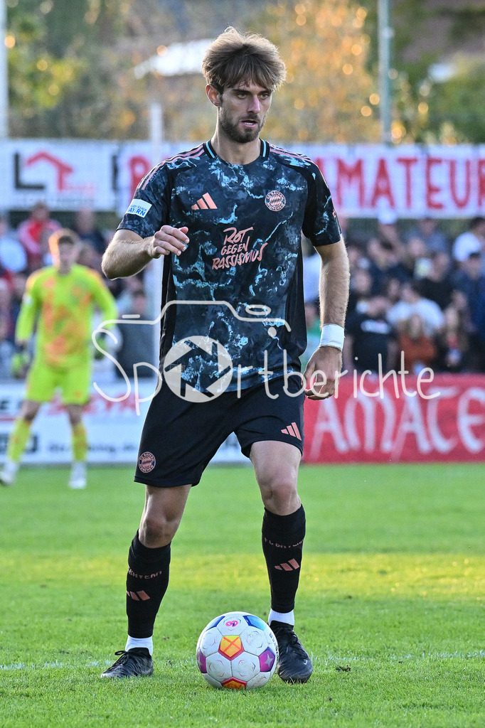 SpVgg Hankofen-Hailing - FC Bayern Amateure | Am Ball Luca DENK (FC Bayern München II #6) / Freisteller / Einzelfoto / Regionalliga Bayern: SpVgg Hankofen-Hailing - FC Bayern München II, Maierhofer-Bau Stadion am 20.09.2024