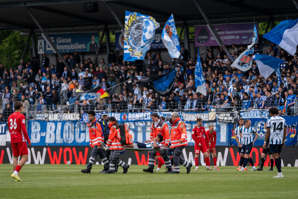 Stuttgarter Kickers vs. SG Sonnenhof Großaspach, Fussball, Regionalliga Suedwest, 34. Spieltag, 16.05.2026 | Jacob Danquah (Stuttgarter Kickers, #05) wird vom Platz getragen nach einer schweren Verletzung,Stuttgarter Kickers vs. SG Sonnenhof Großaspach, Fussball, Regionalliga Suedwest, 34. Spieltag, 16.05.2026