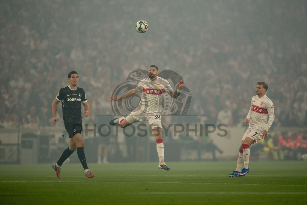 VfB Stuttgart vs. SC Freiburg, Fussball, DFB-Pokal, Halbfinale, 23.04.2026 | Jeff Chabot (VfB Stuttgart, #24) mit einem Kopfball, links steht Igor Matanovic (SC Freiburg, #31) und rechts Maximilian Mittelstaedt (VfB Stuttgart, #07)VfB Stuttgart vs. SC Freiburg, Fussball, DFB-Pokal, Halbfinale, 23.04.2026DFB regulations prohibit any use of photographs as image sequences and/or quasi-video