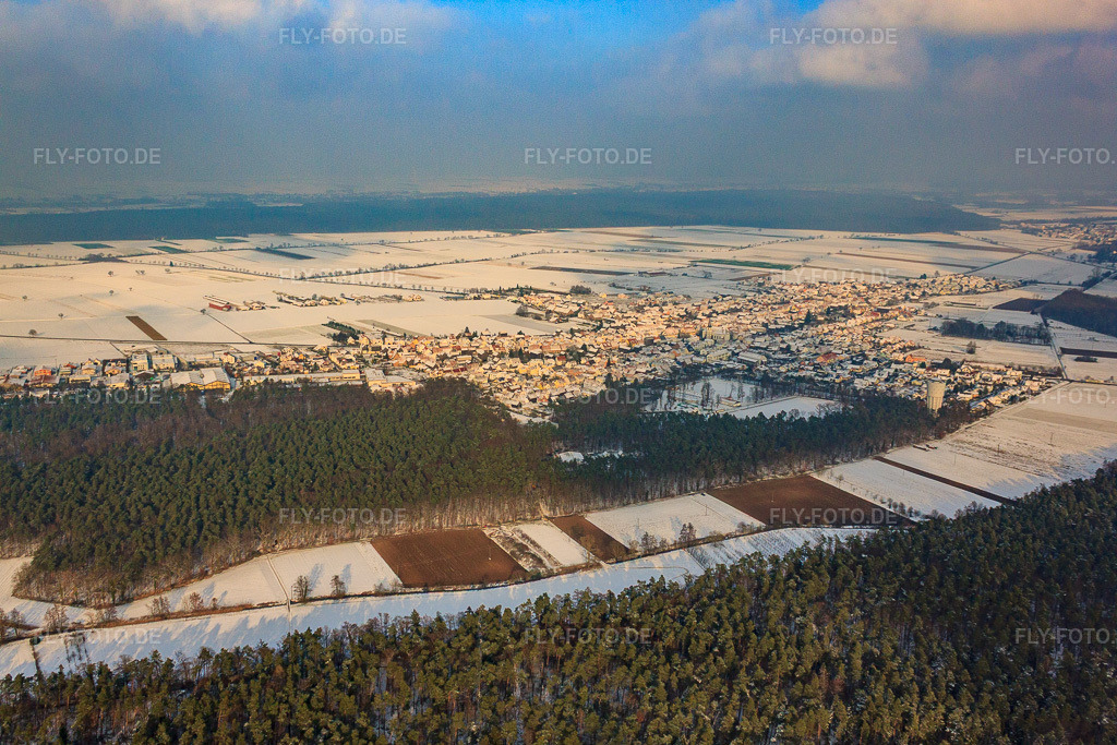 Luftbild: Panorama der Ortansicht aus Südwesten im Winter bei Schnee in Hatzenbühl im Bundesland Rheinland-Pfalz in Deutschland. Foto: IMG_35745.jpg vom 04.12.2010 durch Werner Riehm/FLY-FOTO.de