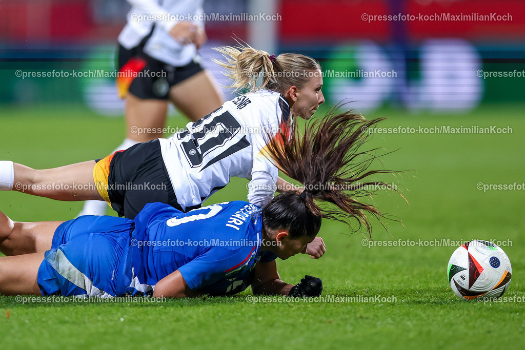DFB0212240114202218 | 02.12.2024, Fußball Länderspiel Frauen, Deutschland - Italien, Vonovia-Ruhrstadion Bochum, Saison 2024 2025: Elisa Senß (GER #20) gegen Chiara Beccari (ITA #10)DFB regulations prohibit any use of photographs as image sequences and or quasi-video.