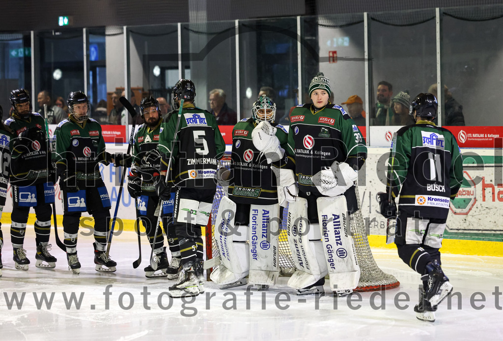 2023-03-19_009_TSV_Erding_gegen_TEV_Miesbach | Erding, Deutschland, 19.03.2023:
Eishockey, Bayernliga Playoffs 2022 / 2023, Halbfinale, TSV Erding gegen TEV Miesbach, Endergebnis: 

Michael Franz (Erding Gladiators, #13), Rudolf Lorenz (Erding Gladiators, #91), Florian Zimmermann (Erding Gladiators, #5), Torwart Thomas Hingel (Erding Gladiators, #33), Torwart Patrick Mayer (Erding Gladiators, #30), Sebastian Busch (Erding Gladiators, #11)

Foto: Christian Riedel / fotografie-riedel.net