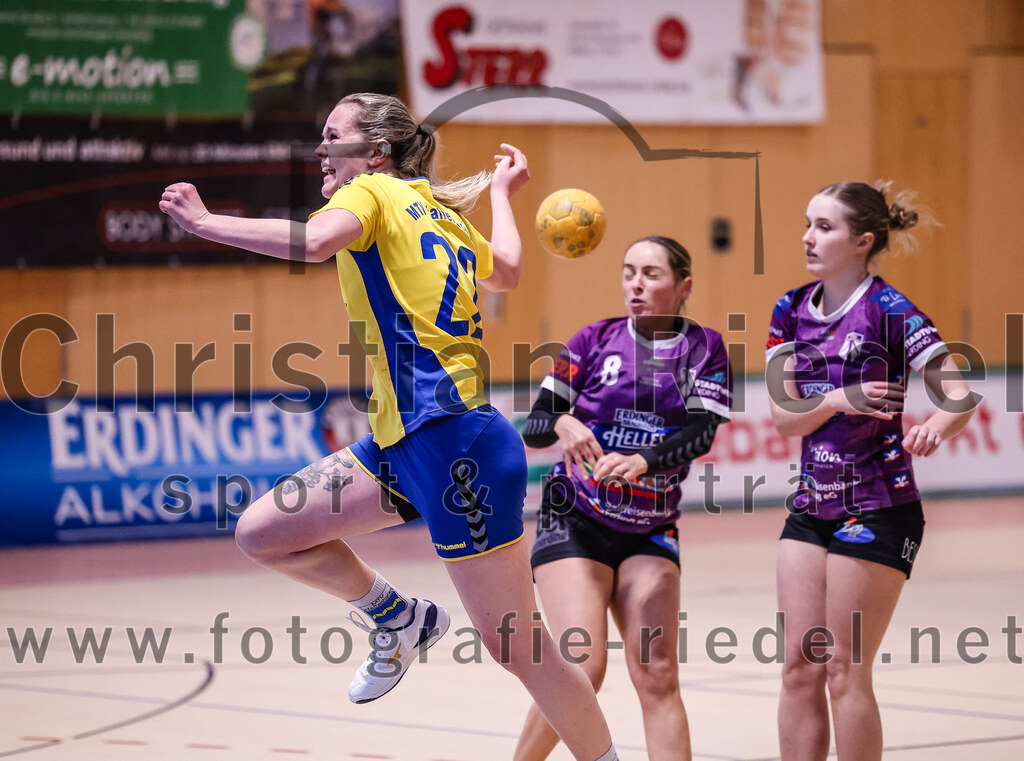 2025-02-15_006_SpVgg_Altenerding_gegen_MTV_Pfaffenhofen | Erding, Deutschland, 15.02.2025:Handball, Bezirksoberliga Frauen Altbayern 2024 / 2024, 14. Spieltag, SpVgg Altenerding gegen MTV Pfaffenhofen, Endergebnis: 27:23Daniela Reiher (MTV Pfaffenhofen, #22), Lena Prem (SpVgg Altenerding, #8)Foto: Christian Riedel / fotografie-riedel.net