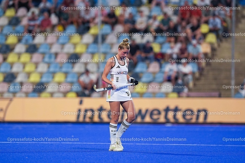 xydrx11082503020 | 11.08.2025, xydrx, Frauen EuroHockey Championship 2025, Gruppenphase, Gruppe A, Deutschland - Niederlande, Sparkassenpark Mönchengladbach: Hanna Granitzki (GER #30) schaut enttäuscht zu Boden
