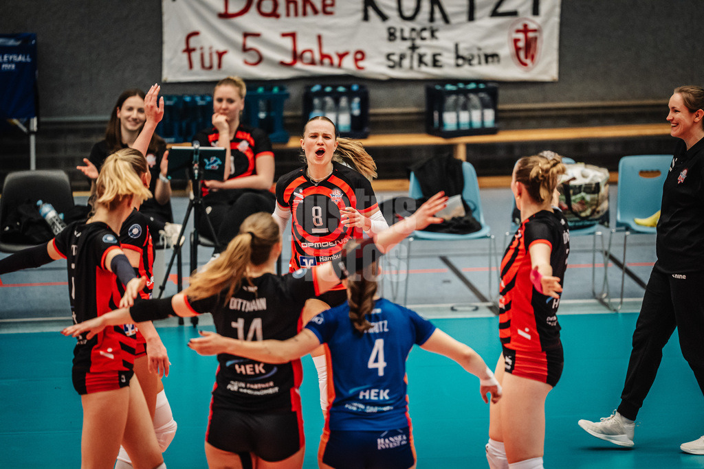 Volleyball | Frauen | Saison 2025/2026 | Volleyball Bundesliga | ETV Hamburger Volksbank Volleys vs. VC Wiesbaden | 14.03.2026 | ETV jubelt, in der Mitte Zoe Konjer (#8, ETV Hamburger Volksbank Volleys)
