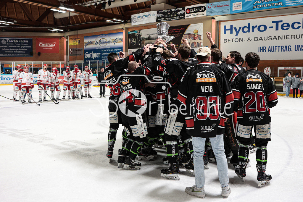EHC Königsbrunn - TEV Miesbach | Grenzenloer Jubel beim EHC Koenigsbrunn nach dem Gewinn der Bayerliga Meisterschaft im Spiel 3 der Playoffserie gegen den TEV Miesbach / Jubel / Freude / Siegerfoto