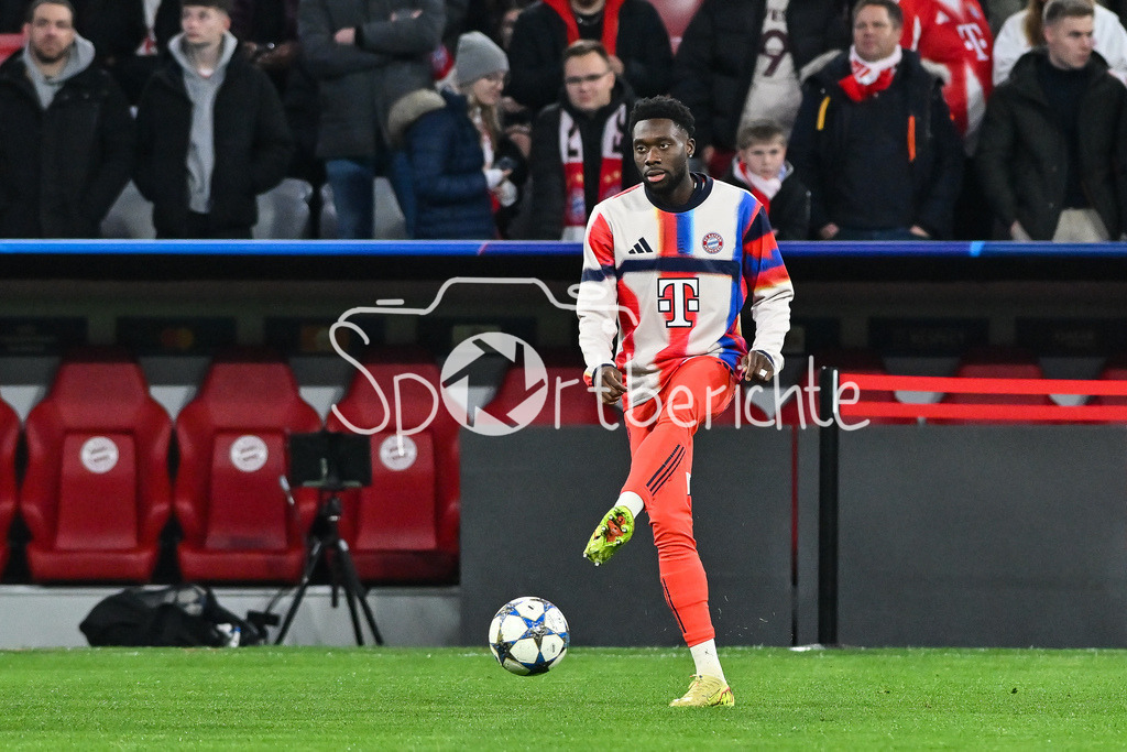 FC Bayern München - Sporting Lissabon | MUNICH, GERMANY - 09. DECEMBER: heute erstmals wieder im Kader - Alphonso DAVIES (FC Bayern Munich 19) / Einzelfoto / Freisteller vor dem Match zwischen dem FC Bayern München und Sporting Lissabon am 6. Spieltag der UEFA Champions League Ligaphase in der Allianz Arena