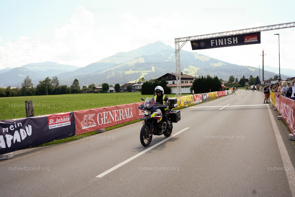 514_20230817_Bewerb_Maenner_Muehlanger | AUT - OESTERREICH, 2023-08-16: SPORT RENNRAD-FAHREN - 55. INTERNATIONALER RADWELTPOKAL IN ST. JOHANN IN TIROL  - Vintage-Radrennen mit WM-Bronze-Medaillen-Siegerin Christina Schweinberger, den Teilnehmer und Alexander Baumann (vom Orginastions-Team) - TAG 2 BEWERB MAENNER IN SECHS GRUPPEN  ; Foto: Roland Muehlanger