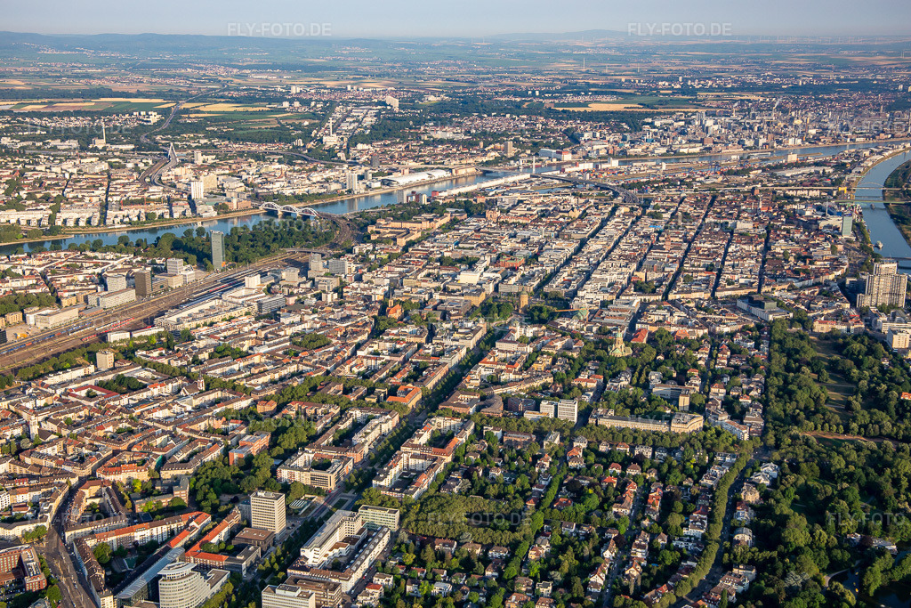 Luftbild: Parkähnliche Oststadt vor den Quadraten im Ortsteil Oststadt in Mannheim im Bundesland Baden-Württemberg in Deutschland. Foto: IMG_136889.jpg vom 24.06.2023 durch Werner Riehm/FLY-FOTO.de