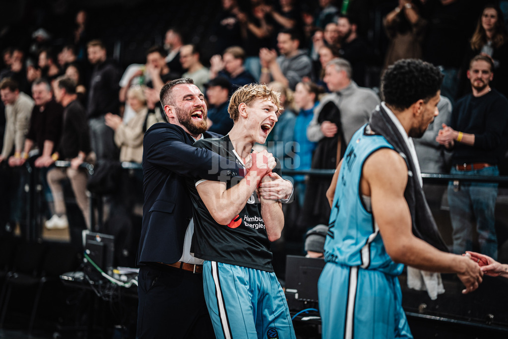 Basketball | Männer | Saison 2024/2025 | BKT EuroCup | Veolia Towers Hamburg vs. Hapoel Bank Yahav Jerusalem | 17.12.2024 | v.l. Stanley Witt und Jared Grey (#8, Veolia Towers Hamburg) jubeln