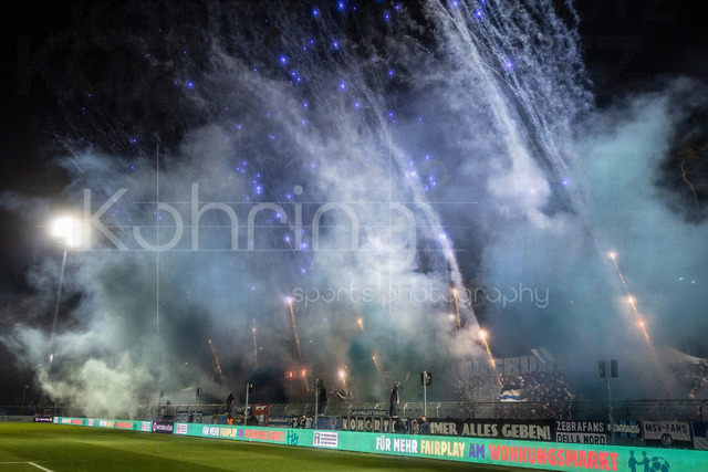 3. Liga: FC Viktoria Köln - MSV Duisburg, 21.12.2025 | Pyrotechnik im Gästeblock von MSV Duisburg; Köln, 21.12.2025, 19. Spieltag der 3. Fußball-Liga, FC Viktoria Köln - MSV Duisburg im Sportpark Hoehenberg in Köln.Die DFL-Bestimmungen verbieten die Verwendung von Fotografien als Bildsequenzen und / oder Quasi-Videos.