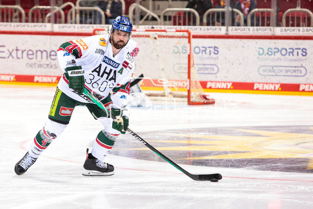 Duesseldorfer EG - Augsburger Panther | Henry Haase (AEV #4) am Puck