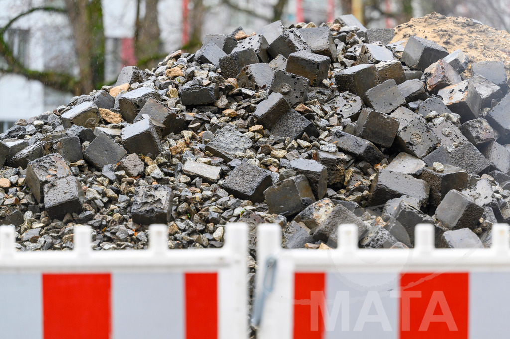 _DWA2199-2 | Trotz Nieselregen schlängelte sich der „Gaudiwurm“ am Sonntag durch die Nürnberger Innenstadt an tausenden Faschingsfans vorbei.  Nürnberg, 11.02.2024 - Realisiert mit Pictrs.com