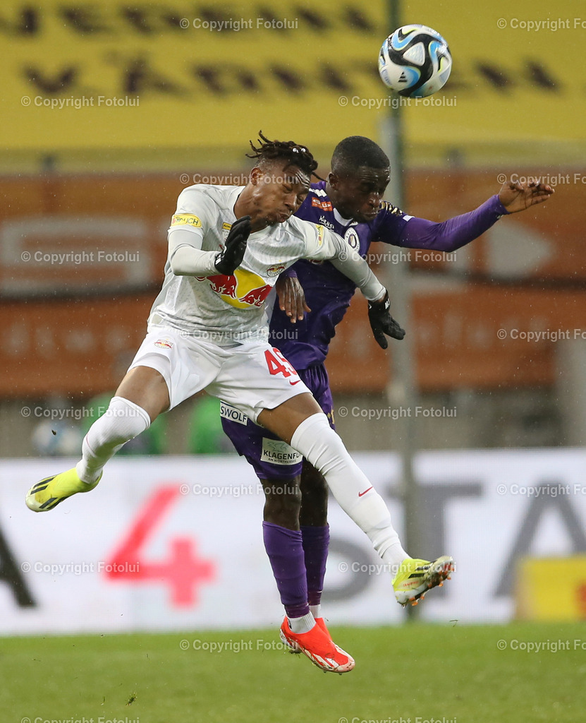 A_LUI_24042024_14 | SPORT,FUSSBALL.ADMIRAL BUNDESLIGA  AUSTRIA KLAGENFURT-RED BULL SALZBURG 24.04.2024 IM BILD:SOLOMON BONNAH  (KLAGENFURT) UND  DORGELES NENE (SALZBURG) FOTO.FOTOLUI/MW