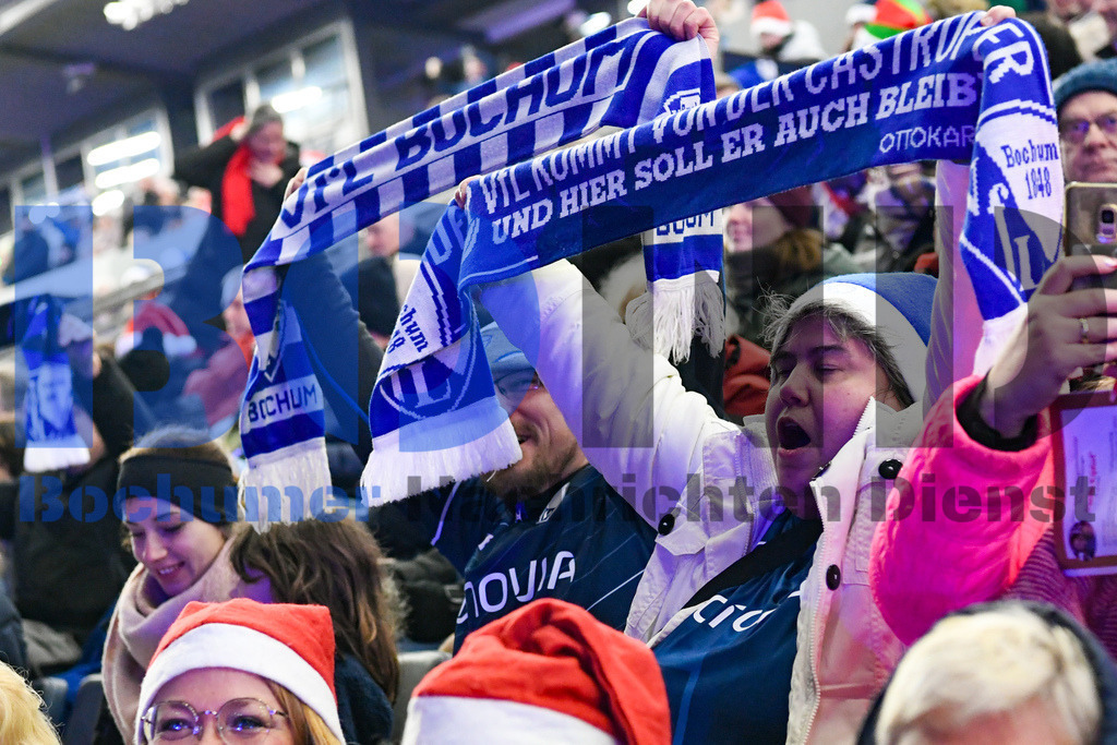 Weihnachtssingen im Stadion | {headline}



(Foto: Christian Schnaubelt / BOND)

 - Realisiert mit Pictrs.com
