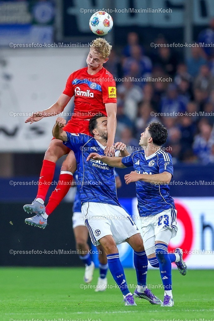 S0413092501061 | 13.09.2025, Fußball, FC Schalke 04 - Holstein Kiel, 5.Spieltag, 2. Fußball Bundesliga, Veltins-Arena Gelsenkirchen, Saison 2025 2026: Kasper Davidsen (Holstein Kiel #15) im Zweikampf gegen  Kenan Karaman  (Schalke04 #19) DFB regulations prohibit any use of photographs as image sequences and or quasi-video.