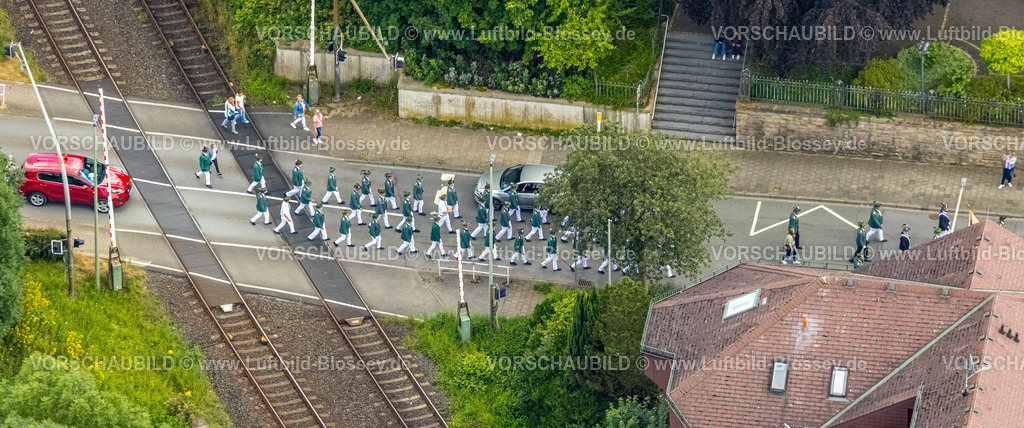 Arnsberg240708243 | Luftbild, Schützenverein Straßenumzug, St. Sebastianus Schützenbruderschaft 1766 e.V. Oeventrop, Glösingen, Arnsberg, Sauerland, Nordrhein-Westfalen, Deutschland