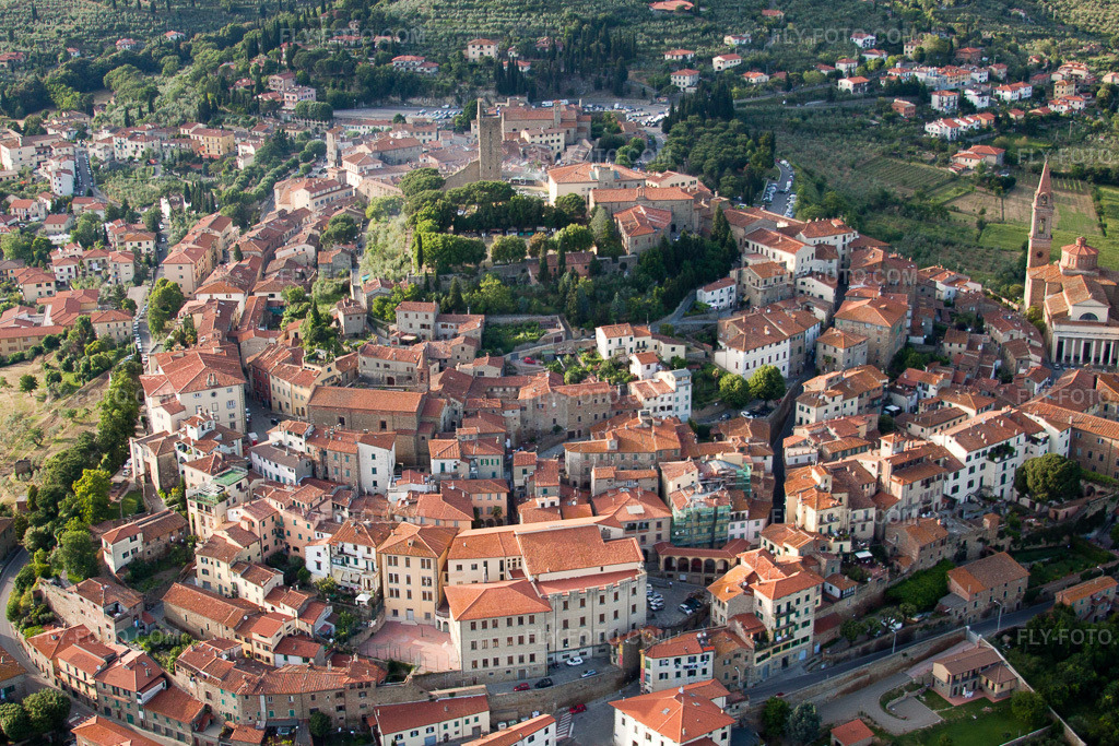 Aerial view: View of the town in Castiglion Fiorentino in the state Arezzo, Italy. – Photo: IMG_28700.jpg taken on 06/04/2010 by Werner Riehm/FLY-FOTO.com – Resolution of the original: 4419 x 2946 px