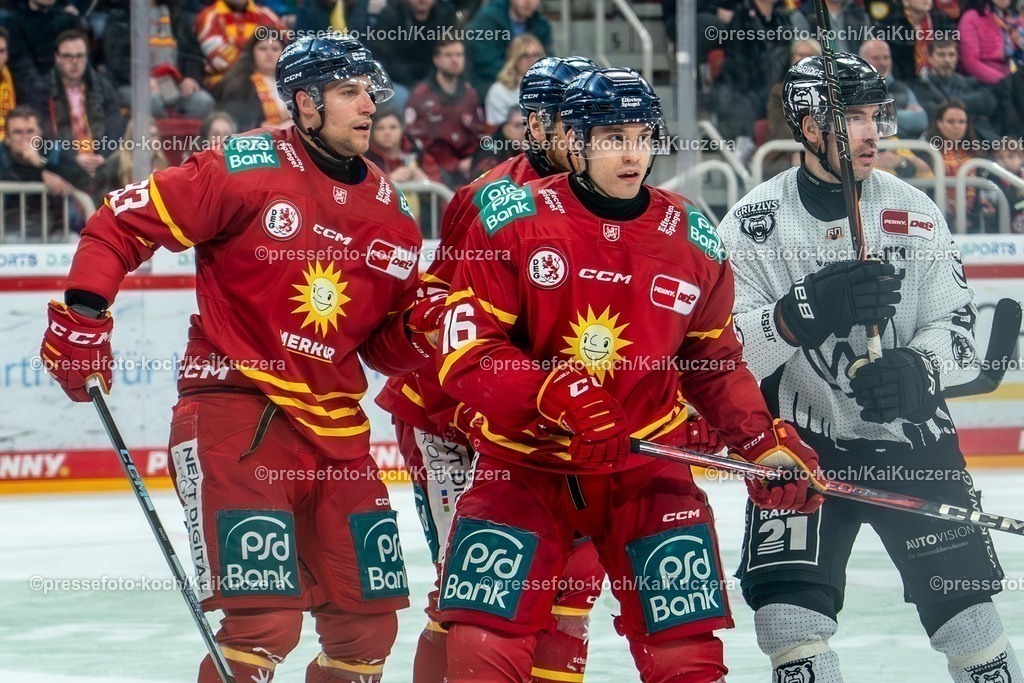 xKKU07032501035 | 07.03.2025, xkkux, Eishockey, Penny DEL, Düsseldorfer EG - Grozzlys Wolfsburg, PSD-BANK Dome: Tyler Gaudet (DEG #93) Kyle Cumiskey (DEG #16)
