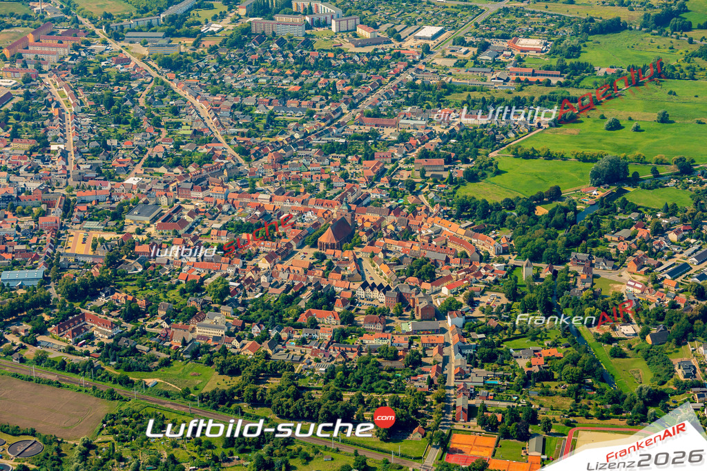 Luftaufnahme der Stadt Osterburg - Die Luftaufnahme wurde 2025 vom UL-Flugzeug heraus erstellt ( keine Drohne ) - Hochauflösende Luftaufnahme - für professionelle Ausdrucke geeignet. Die Geschenkidee !Hier alle&nbsp;Infos zur Lizenzierung der LuftaufnahmeWir fliegen auch dieses Jahr wieder in Ihre Region um Luftbilder zu erstellen.- Luftbild anfragen