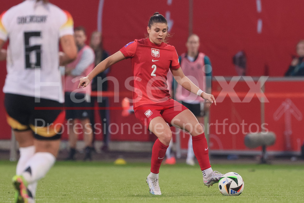 Fussball, EM-Qualifikation Frauen, Deutschland - Polen | v.li.: Martyna Wiankowska (Polen, 2) am Ball, Einzelbild, Ganzkörper, Aktion, Action, Spielszene
