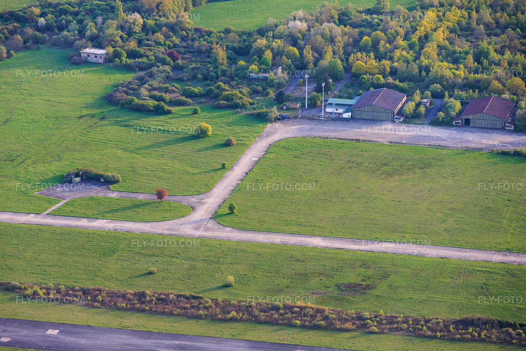 Aerial view: Hangars and taxiways at the former Grostenquin military airfield in Bistroff in the state Moselle, France.Photo: IMG_154322.jpg taken on 04/17/2026 by Werner Riehm/FLY-FOTO.comResolution of the original: 6000 x 4000 px