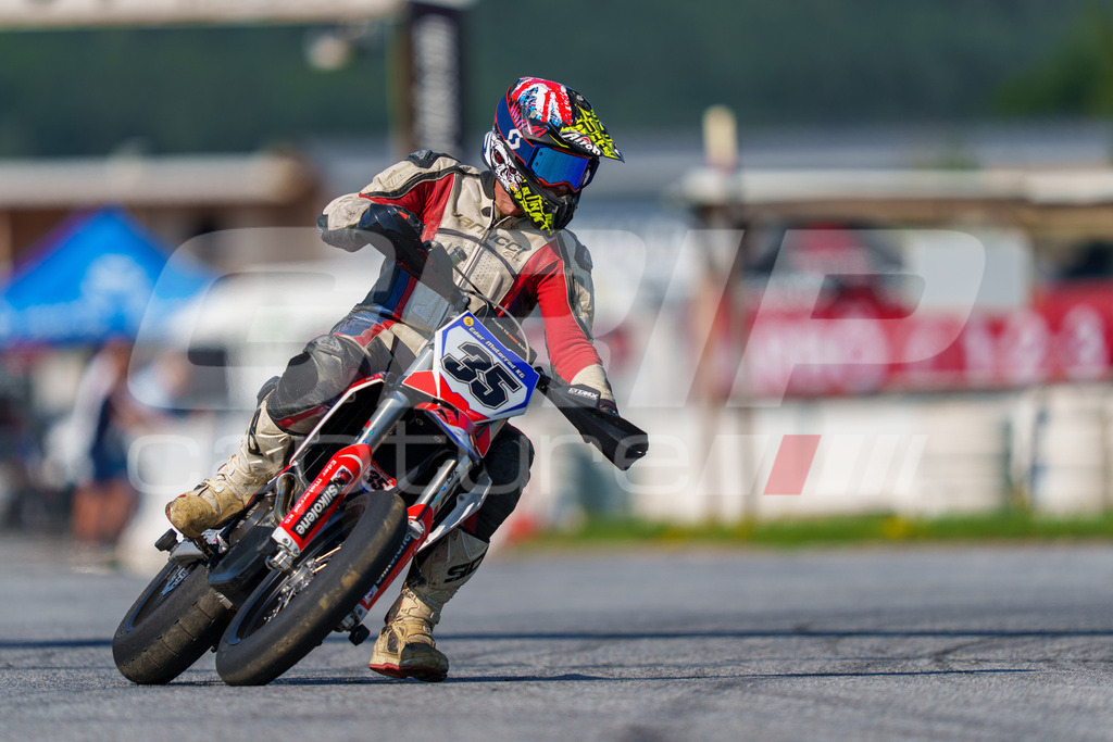 SuperMoto_Staatsmeisterschaft_Greinbach_181 | GRIPcapture steht für authentische Sportfotografie in Österreich – für Momente, die mehr sind als Geschwindigkeit oder Ergebnis. Es geht um Emotion, Spannung, Fokus und den Augenblick, der oft nur einen Wimpernschlag dauert.Ob Motorsport, Teamsport oder 