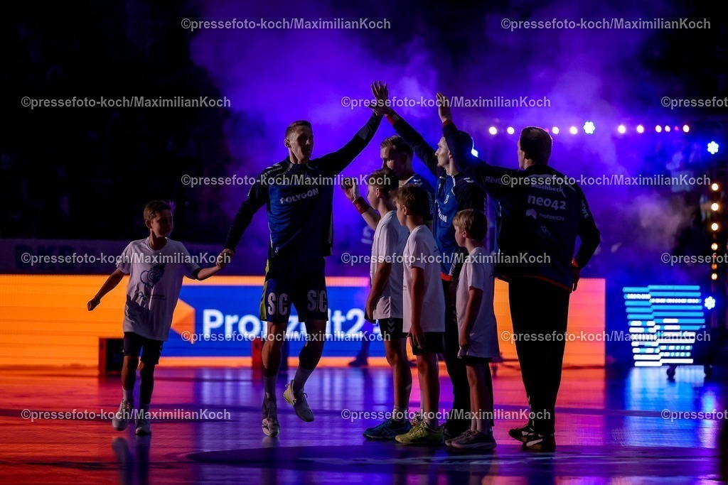 Gum30042601019 | 30.04.2026, Handball, 1. HBL, VfL Gummersbach - Frisch Auf! Göppingen, Saison 2025 / 2026 Herren, Schwalbe-Arena: Feature Einlaufen der Spieler vor den vollen Zuschauerplätzen Einlaufshow 