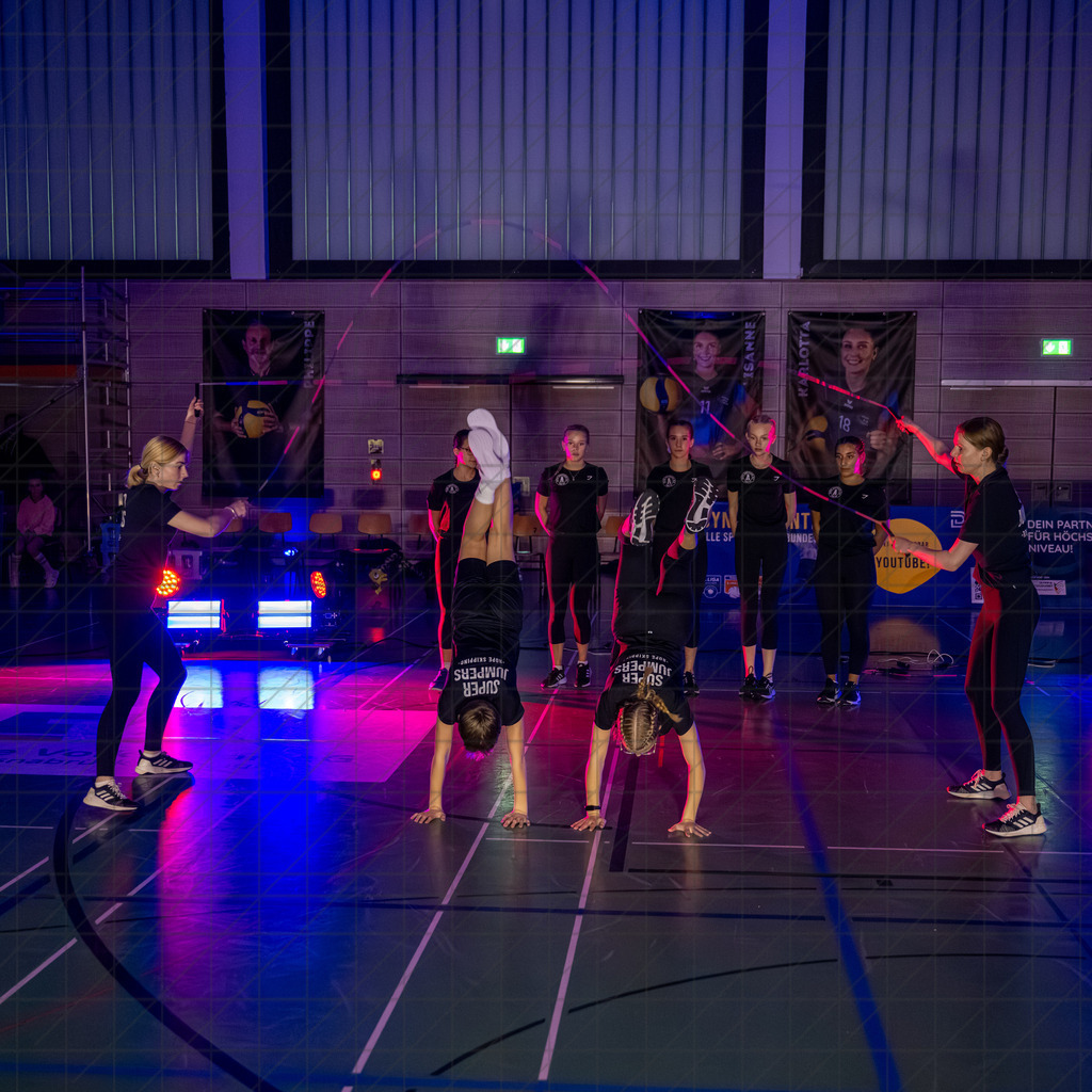 2. VBLF Nord 25/26 | Spiel 4053 | VC Osnabrück vs. TV Cloppenburg | TSG Burg Gretesch, Rope Skipping //  13.12.25: 2. VBLF Nord 25/26 | Spiel 4053 | VC Osnabrück vs. TV Cloppenburg / Osnabrück / Deutschland  //   CREDIT:www.bullenfotos.de, Martin König, Hörner Weg 40, D-49078 Osnabrück, +4917663732967 // Nutzung und Weitergabe nur zu den vereinbarten Zwecken. Presseanfragen an Ersteller. Alle Rechte beim Ersteller. Honorierung nach MFM. - Realisiert mit Pictrs.com