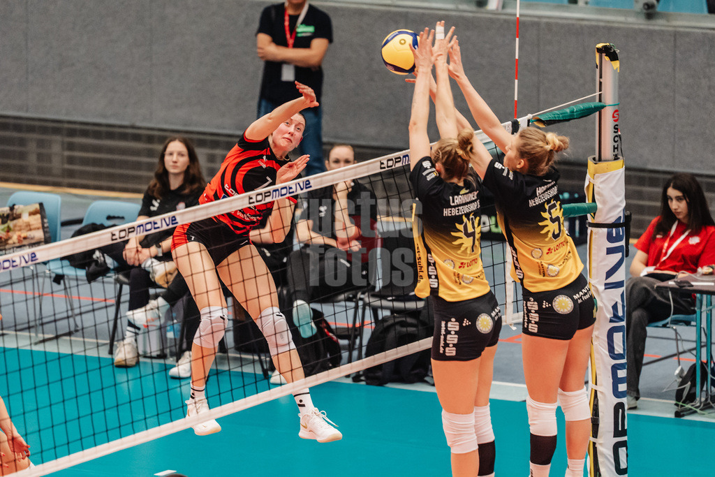 Volleyball | Frauen | Saison 2025/2026 | Volleyball Bundesliga | ETV Hamburger Volksbank Volleys vs. VfB Suhl LOTTO Thüringen | 07.03.2026 | v.l. Leonie Körtzinger (#7, ETV Hamburger Volksbank Volleys) beim Angriff gegen Roosa Laakkonen (#4, VfB Suhl LOTTO Thüringen) und Hannah Hartmann (#5, VfB Suhl LOTTO Thüringen)