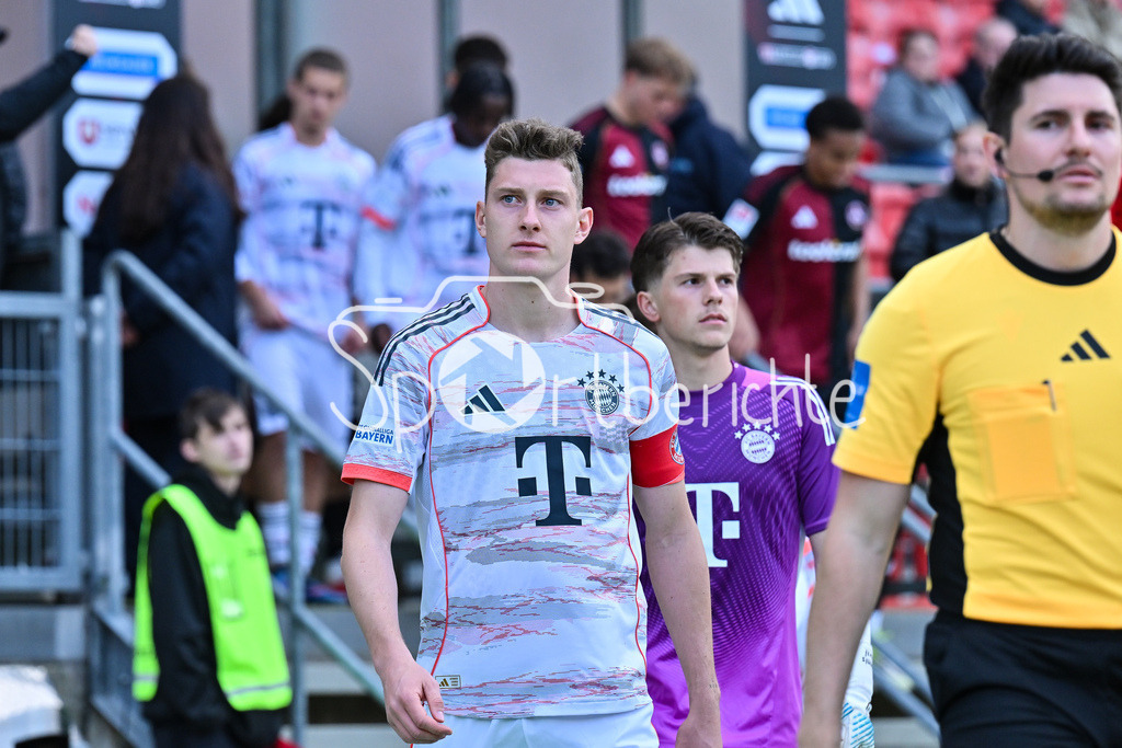 1. FC Nürnberg II - FC Bayern Amateure | NÜRNBERG, GERMANY - 21. APRIL: im Bild David HEINDL (FC Bayern München II 4) vor dem Match zwischen dem 1. FC Nürnberg II und den Amateuren des FC Bayern am 30. Spieltag der Regionalliga Bayern im Max-Morlock Stadion