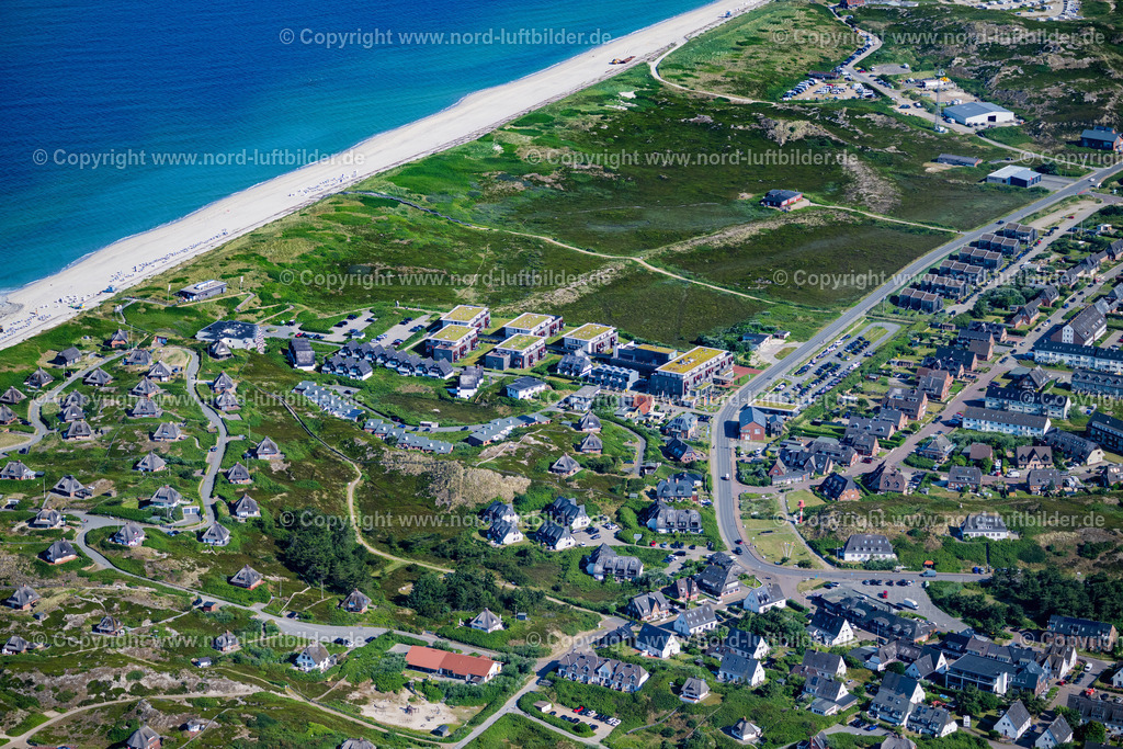 Sylt_Hörnum_Siedlung_Strandweg_ELS_8961210625 | HöRNUM (SYLT) 21.06.2025 Ortsansicht der Straßen und Häuser der Wohngebiete in Hörnum (Sylt) auf der Insel Sylt im Bundesland Schleswig-Holstein, Deutschland. // Town View of the streets and houses of the residential areas in Hoernum (Sylt) on Island Sylt in the state Schleswig-Holstein, Germany. Foto: Martin Elsen