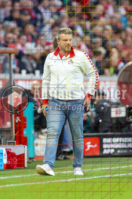 1. FC Köln vs Hamburger SV - 1. Bundesliga  | Köln, Deutschland, 02.11.25:   Trainer Lukas Kwasniok  schaut waehrend des Spiels der Bundesliga zwischen  1. FC Köln vs Hamburger SV in der RheinEnergieStadion(Foto von Brauer-Fotoagentur / Adrian Schlueter)