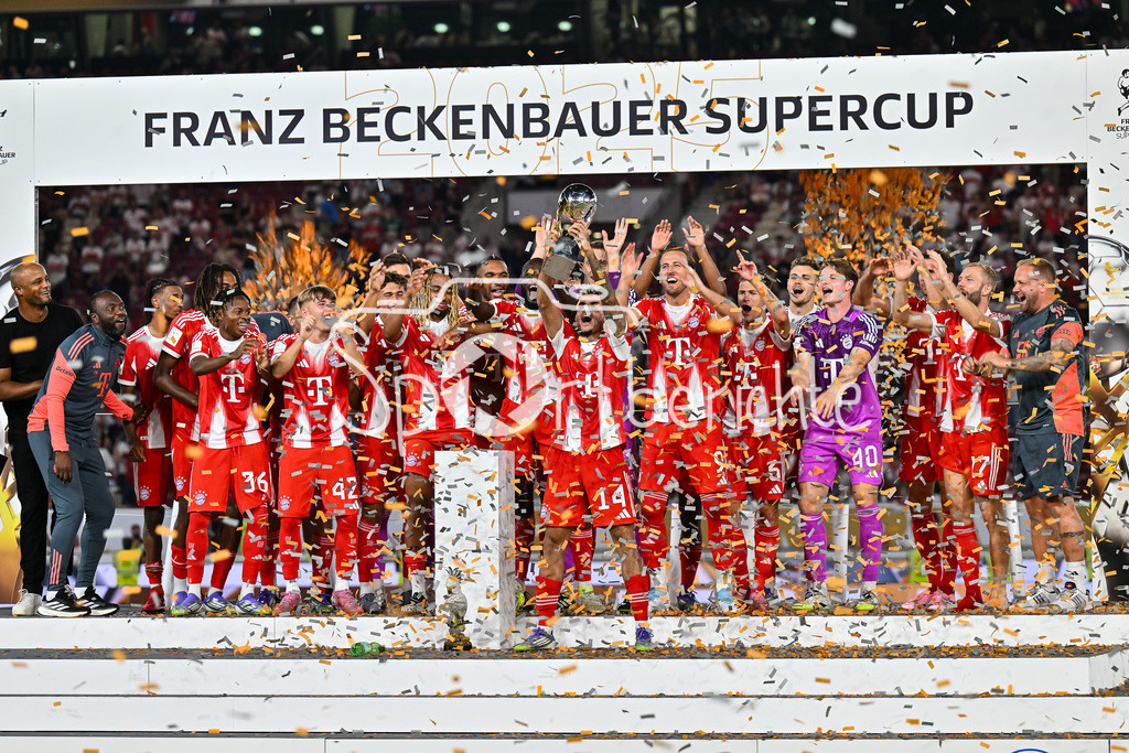 VfB Stuttgart - FC Bayern München | Franz Beckenbauer Supercup Sieger 2025 - FC Bayern München / Siegerfoto / Jubelfoto / Mannschaftsbild / Mannschaftsfoto / Franz-Beckenbauer Supercup: VfB Stuttgart - FC Bayern München; MHP Arena am 16.08.2025 / Luis DIAZ (FC Bayern München 14)