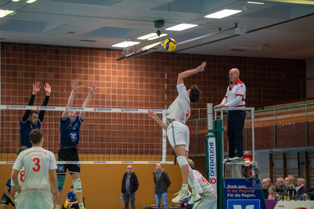 VSG Ammerland-Oldenburger TB | Regionalliga; VSG Ammerland (blau)-Oldenburger TB (weiß) am 18.01.2025 in Bad Zwischenahn (Sporthalle Schilldestraße ), Photo: Philip Eiben 2025 - Realisiert mit Pictrs.com
