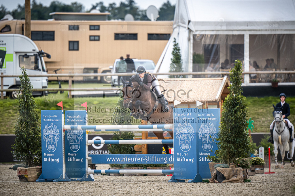 DOS_7243 | Entdecke hochwertige Reitturnierfotos von Foto Oger. Professionell, emotional und authentisch – jetzt Lieblingsmomente im Shop bestellen. - Realisiert mit Pictrs.com