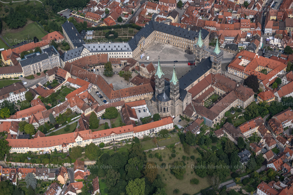 4060225 | BAMBERG 07.09.2021 Platz- Ensemble Domplatz mit Dom und neuer Residenz im Altstadtbereich und Innenstadtzentrum von Bamberg im Bundesland Bayern, Deutschland. // Ensemble space  with cathedral and new residence in the inner city center in Bamberg in the state Bavaria, Germany. Foto: Gerhard Launer