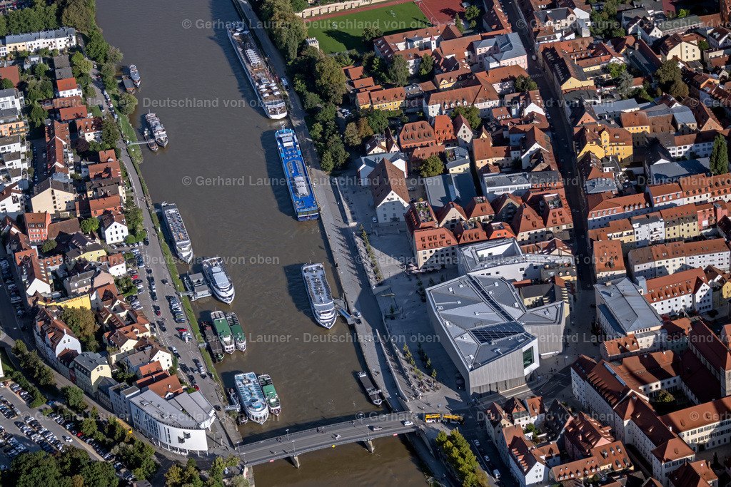 4050930 | REGENSBURG 03.09.2021 Museums- Gebäude- Ensemble " Haus der Bayerischen Geschichte - Museum " am Donaumarkt in Regensburg im Bundesland Bayern, Deutschland. Weiterführende Informationen bei: Bayerisches Staatsministerium für Wissenschaft und Kunst,  RIEDEL BAU AG HOLDING,  wörner traxler richter planungsgesellschaft mbh. // Museum building ensemble " Haus of Bayerischen Geschichte - Museum " on Donaumarkt in Regensburg in the state Bavaria, Germany. Further information at: Bayerisches Staatsministerium fuer Wissenschaft und Kunst,  RIEDEL BAU AG HOLDING,  woerner traxler richter planungsgesellschaft mbh. Foto: Gerhard Launer