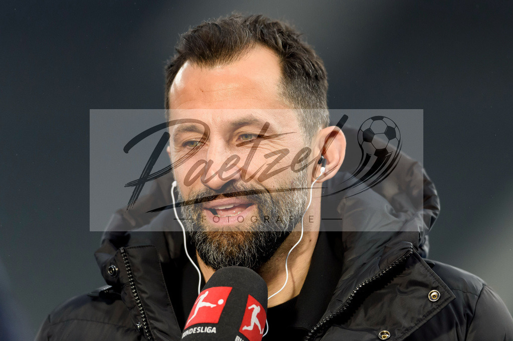 BSCFCB20220123_012 | Fussball, Herren: Sport-Vorstand Hasan Salihamidzic (FC Bayern Muenchen) im Interview bei dem Spiel der 1. Bundesliga zwischen Hertha BSC und FC Bayern Muenchen im Olypiastadion am 23.01.2022 in Berlin, Deutschland.DFB / DFL REGULATIONS PROHIBIT ANY USE OF PHOTOGRAPHS AS IMAGE SEQUENCES AND/OR QUASI-VIDEO. - Realisiert mit Pictrs.com