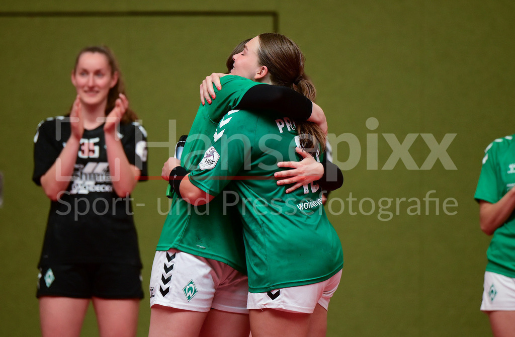 Handball, 2. Bundesliga Frauen, SV Werder Bremen - Kurpfalz Bären | Angelina Saur (SV Werder Bremen, 4) und Madita Probst (SV Werder Bremen, 10) umarmen sich