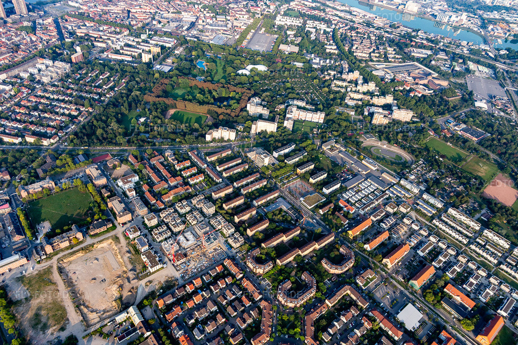 Luftbild: Neckarstadt Ost, Herzogenriedpark im Ortsteil Neckarstadt-Ost in Mannheim im Bundesland Baden-Württemberg in Deutschland. Foto: IMG_116965.jpg vom 25.08.2019 durch Werner Riehm/FLY-FOTO.de