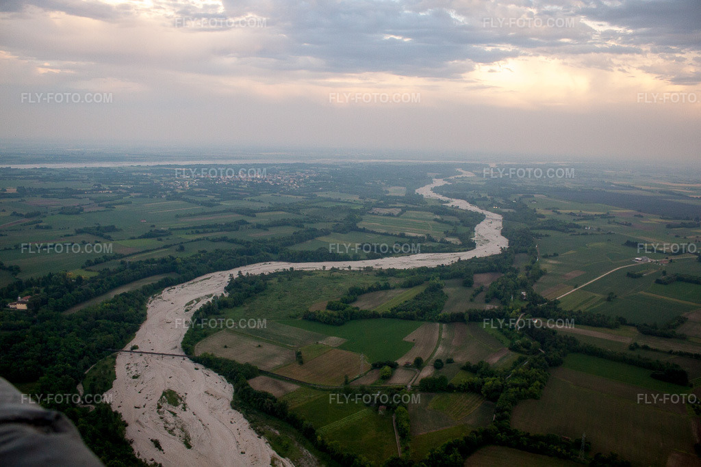 Aerial view: View of the town in Boscarini in the state Friuli Venezia Giulia, Italy. – Photo: IMG_50459.jpg taken on 06/08/2012 by Werner Riehm/FLY-FOTO.com – Resolution of the original: 4752 x 3168 px