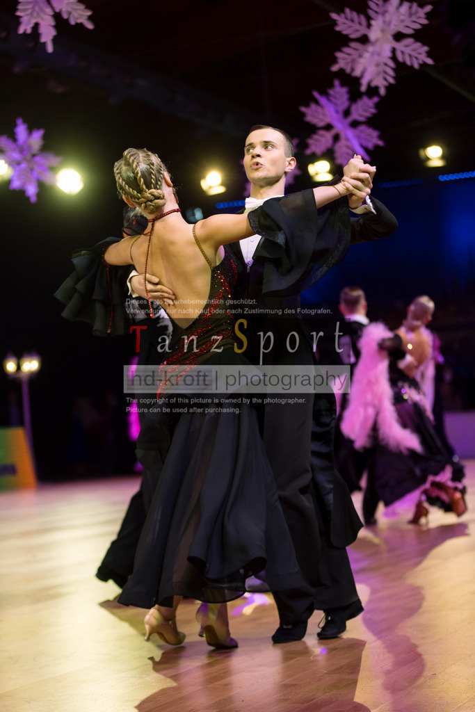 20241215_WDSF_Int_Open_Std-Riga-9213 | Tanzsportbilder, Standardtanz, Lateintanz, WDSF, DTV, LTVB, dancecomp, goc, hessen tanzt, blaues band der spree, walzer, tango, wiener walzer, slowfox, quickstepp, samba, rumba, cha-cha-cha, paso doble. jive, hd-kroft photography, turniertanzsport