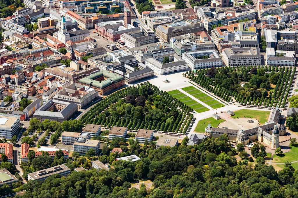 dr__dsc7705.jpg | KARLSRUHE 03.07.2018 Palais des Schloss Karlsruhe mit Schlossplatz im Schlossbezirk in Karlsruhe im Bundesland Baden-Württemberg, Deutschland. // Palace Karlsruhe with Schlossplatz in Schlossbezirk in Karlsruhe in the state Baden-Wurttemberg, Germany. Foto: Daniel Reiter