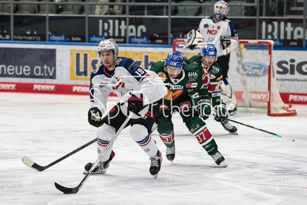 Augsburger Panther - Nuernberg ICE Tigers | Tim FLEISCHER (NIT #19) im Zweikampf gegen Terry BROADHURST (AEV #37)