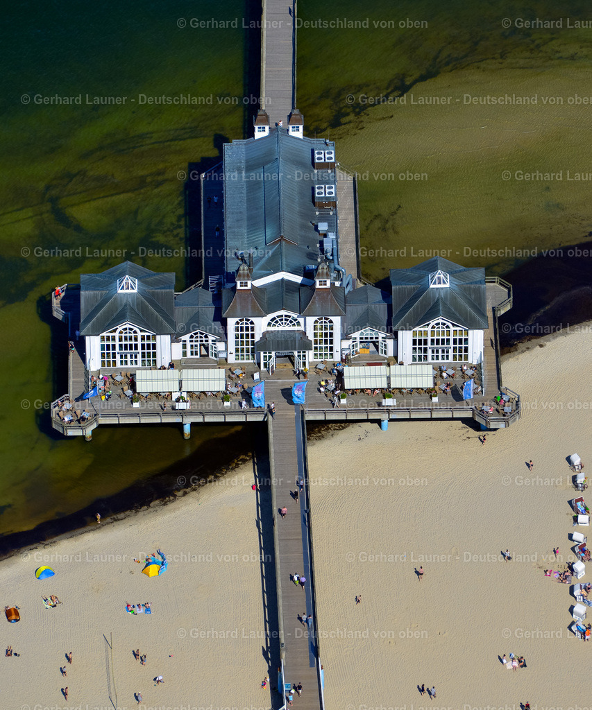 9100513 | SELLIN 08.09.2021 Konstruktion der Seebrücke über der Wasseroberfläche in Sellin an der Ostseeküste im Bundesland Mecklenburg-Vorpommern, Deutschland. Weiterführende Informationen bei: Seebrücke Sellin. // Construction of the pier above the water surface in Sellin on the Baltic Sea coast in the state of Mecklenburg-West Pomerania, Germany. Further information at: Seebruecke Sellin. Foto: Gerhard Launer