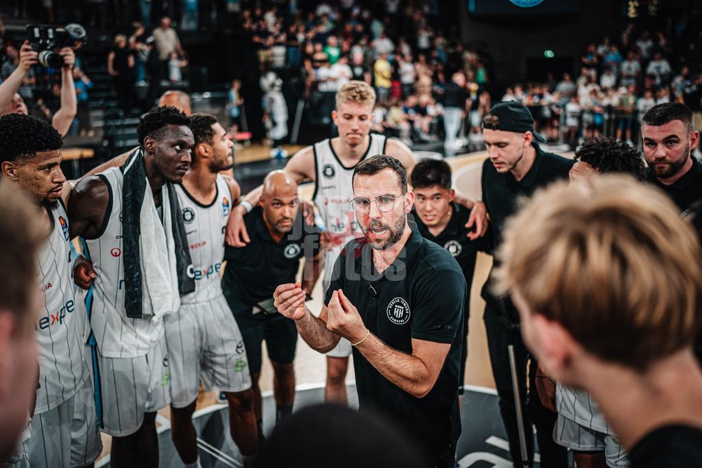 Basketball | Männer | Saison 2024/2025  | easyCredit Basketball Bundesliga | Testspiel | Veolia Towers Hamburg vs. EWE Baskets Oldenburg | 25.08.2024 | Headcoach Benka Barloschky (Hamburg Towers)  mit einer Ansprache an sein Team nach dem Spiel