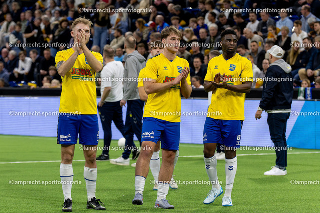 Fußball I Herren I Saison 2025-2026 I Hallenmasters Schleswig-Holstein 153 | v.l. Tyler Körting (25, SV Todesfelde), Mats Jonathan Klüver (10, SV Todesfelde), Perry Dodoo (19, SV Todesfelde) - Realisiert mit Pictrs.com