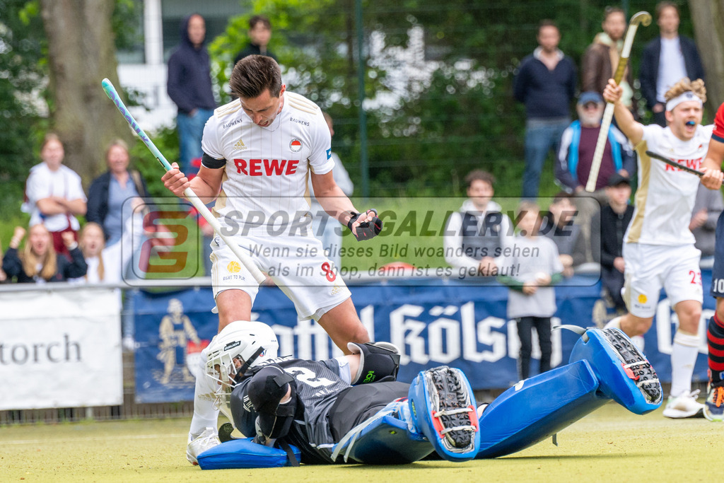 SFE_20230520_0072-2 | 1. Bundesliga Hockey Viertelfinale 2 Herren Rot-Weiss Köln - Berliner HC am 20.05.2023 in Köln (KTHC Stadion Rot-Weiss Köln Tennis and Hockey Club), Photo: Stephan Fehrmann 2023 (Sports-Gallery),Forian Adrians ( Rot-Weiss Köln #8 ) ,Mika Schleu ( Tormann Bremer HC #1 )